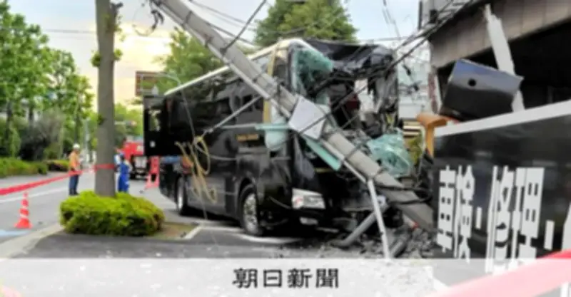 「気づいた時には救急車」江戸川区バス衝突、事故前にも街路樹や塀に接触か