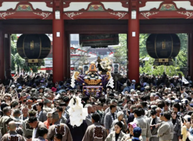 浅草三社祭、みこし約１００基が練り歩き熱気に包まれる
