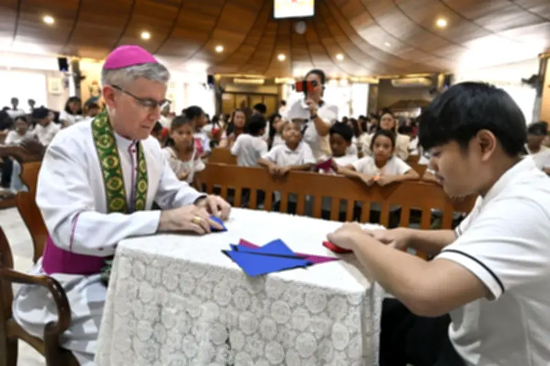 平和の折り鶴をローマ教皇へ、マニラ教会で託す式典