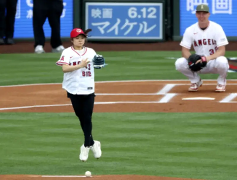 フィギュア島田麻央がエンゼルス戦で始球式 華麗なジャンプ披露