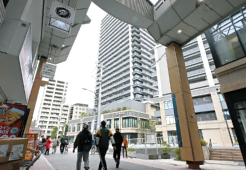 東京変貌：タワマンに飲み込まれる大山商店街、住民の不安と再開発の現実
