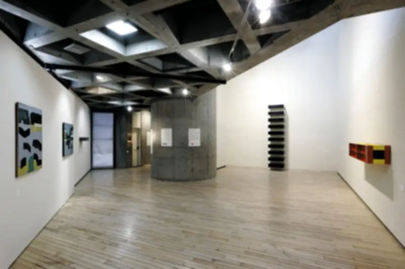 砂漠に現れたアートの集合体、ジャッドとマーファの関係性を探る展覧会