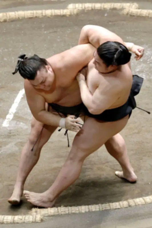 大関・霧島が勝ち越しで単独首位、琴桜は７敗目 夏場所９日目