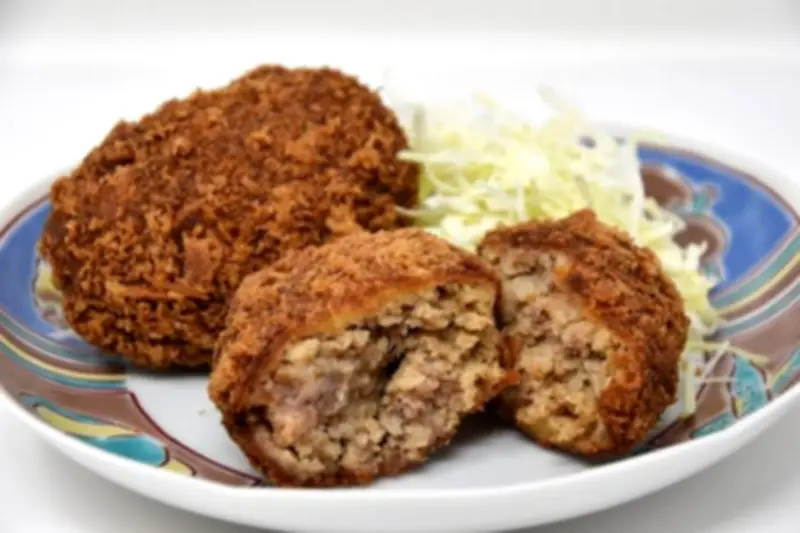 人形町今半の自家製メンチカツ、肉の旨みが広がる逸品