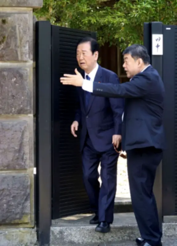 小沢一郎氏、田中角栄元首相墓参「おやじは生涯の先生」と偲ぶ