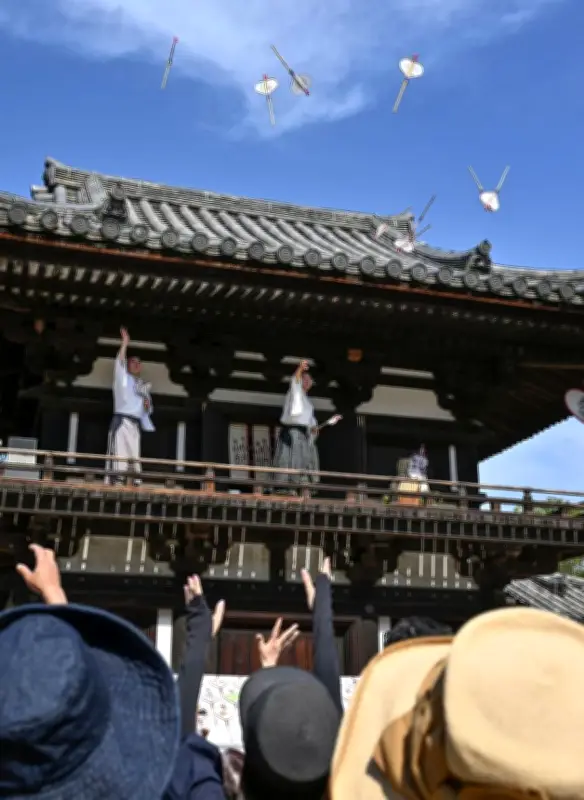 唐招提寺伝統行事「うちわまき」にハート形うちわ、参拝客が歓声