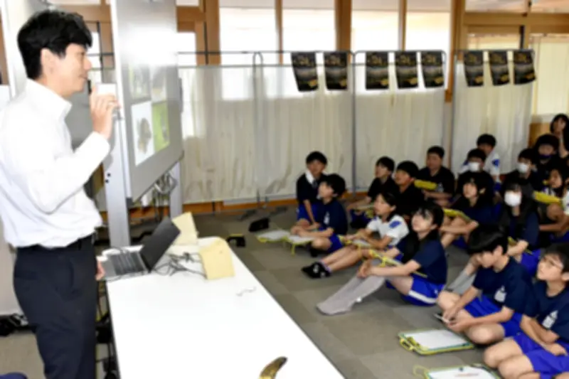 「大恐竜展」前に出前講座 福島県立博物館の学芸員が恐竜研究の魅力伝える