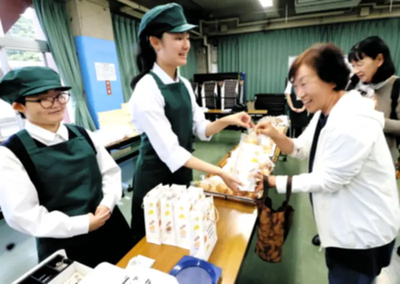 狭山の特別支援学校生、手作りパン販売に笑顔 地域交流も
