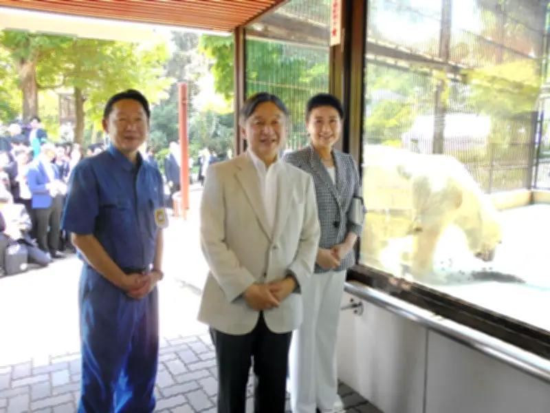 両陛下「ピース」と笑顔で記念撮影 宮内庁が写真公開