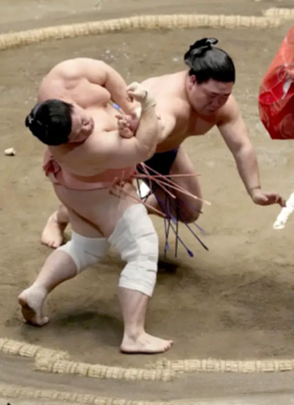 宇良が執念の逆転劇で初優勝の可能性を残す、館内は大声援