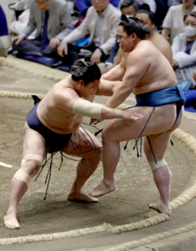 若隆景が経験の差を見せつけ速攻、九重審判長も絶賛の全開エンジン