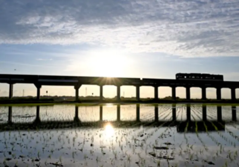 水鏡に映る夕日と鉄道の競演　大洗鹿島線沿線の風景