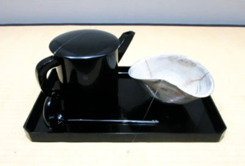 人とモノの関係性に息づく美意識「美を味わう－懐石のうつわと茶の湯」展評