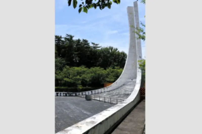 黒川紀章設計「平和のシンボル」老朽化で解体へ、愛知県蒲郡市の公園塔