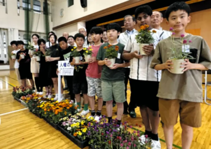 「人権の花運動」で足利市立けやき小に苗贈呈、思いやりの心育む