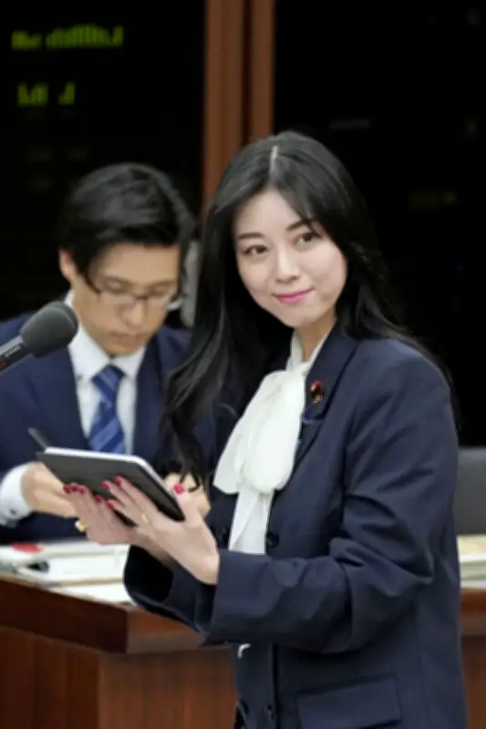 聴覚障害の斉藤里恵衆院議員、タブレット音声読み上げで初の一般質疑