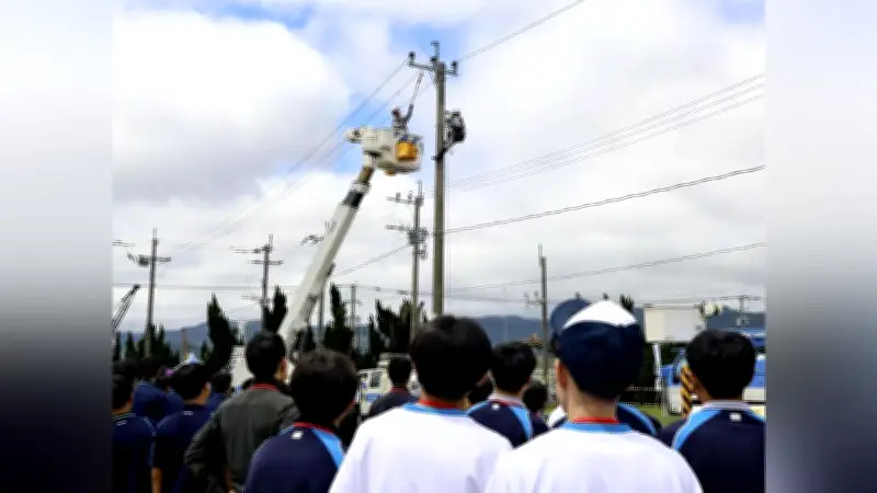九電送配電、高校生に電気仕事の訓練公開　鹿児島で復旧作業を披露