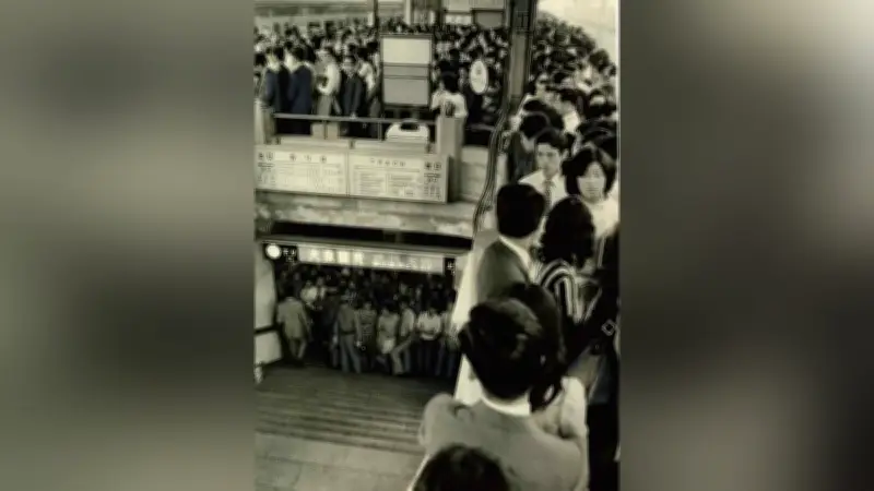 通勤ラッシュの歴史：殺人的混雑から改善へ、それでも通勤は大変