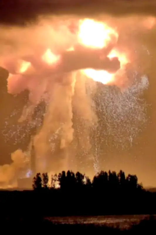 ベゾス氏の宇宙企業、大型ロケット「ニューグレン」が試験中に爆発、けが人なし