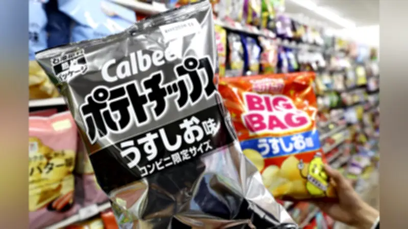白黒パッケージのポテチ登場、札幌のコンビニに並ぶ ナフサ不足で