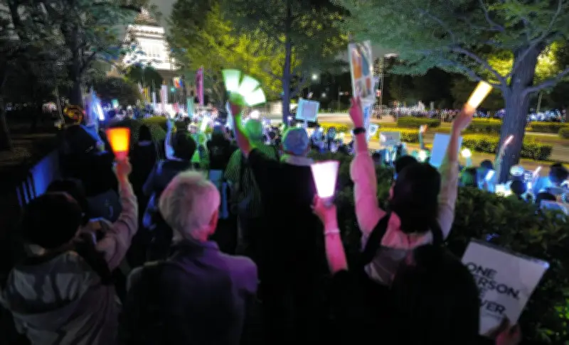 高市政権の改憲に反対「戦争したがる政治を止めよう」国会前でペンライトデモ