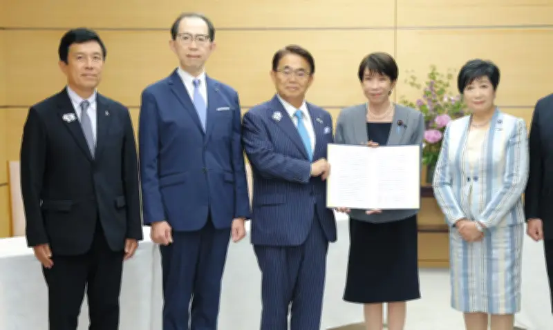 愛知知事らが高市首相に水素エネルギー促進の緊急声明を手渡す