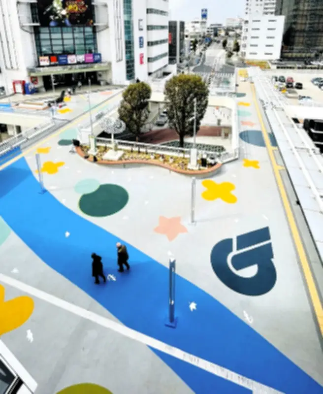 取手駅西口デッキに高校生デザインのアート 歩行者足元彩る