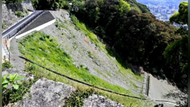 松山城の城山斜面、土砂崩れから２年で復旧工事完了 高強度ネットと雨水流路設置