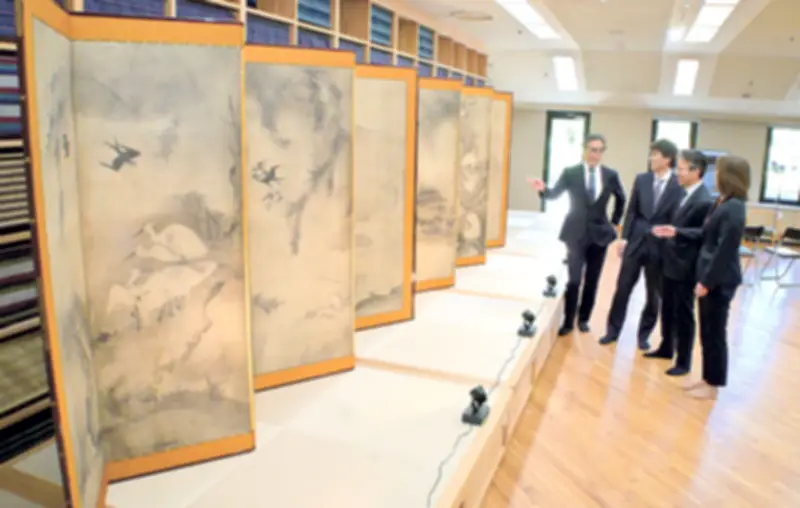 会津の県立博物館に「花鳥図屏風」高精細複製品、制作工程を紹介するトークセッション開催