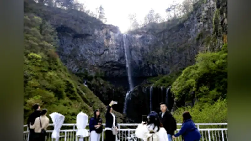 日光・中禅寺湖で記録的低水位、島が陸続きに 華厳の滝も水量減少