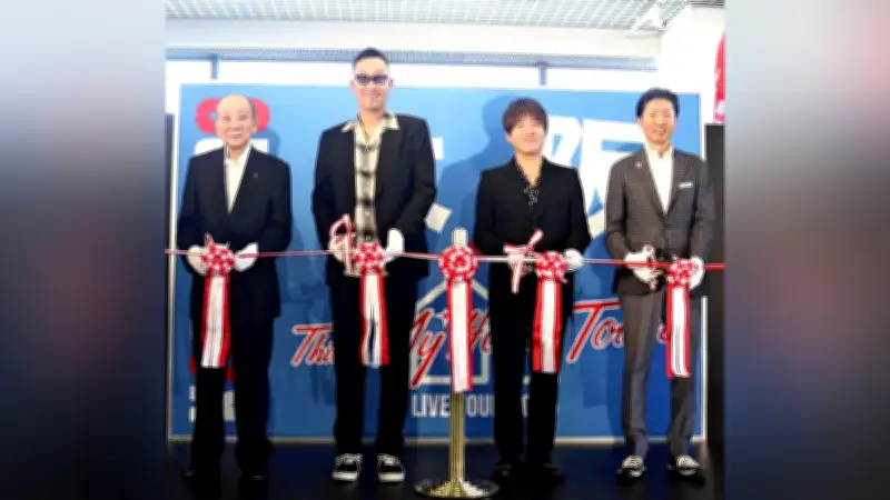 コブクロ、堺市役所で展示会開催 路上ライブ出会いの地を記念