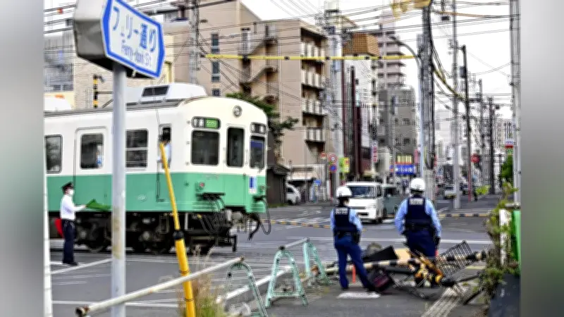 高松市の踏切でトラックが遮断機に衝突、けが人なし