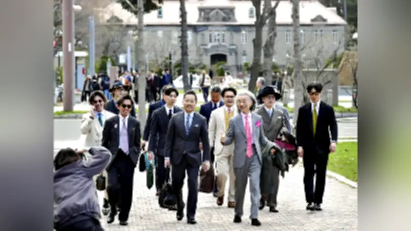 休日にスーツで街歩き「背広散歩」、在宅勤務やカジュアル化で減った着用機会を逆手に魅力発信