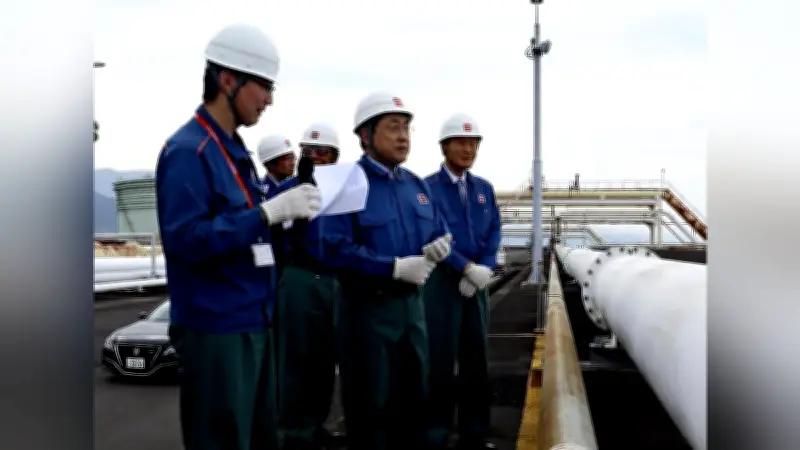赤沢経産相、石油備蓄基地を視察 政府放出後初、必要量確保を強調