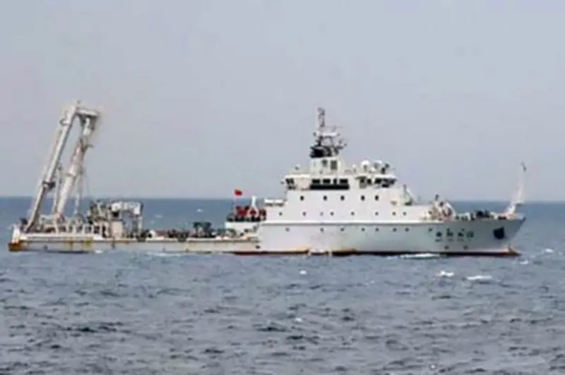 中国船が尖閣沖で海洋調査か、EEZ内でパイプ投入を確認 海保が中止要求