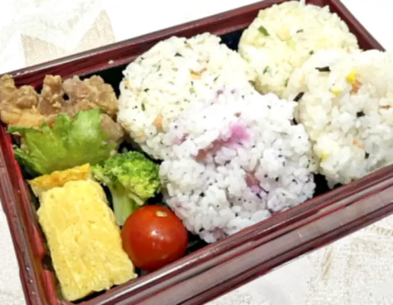 小学生考案「いわきFCわくわくおにぎり弁当」が商品化、スタジアムで限定販売