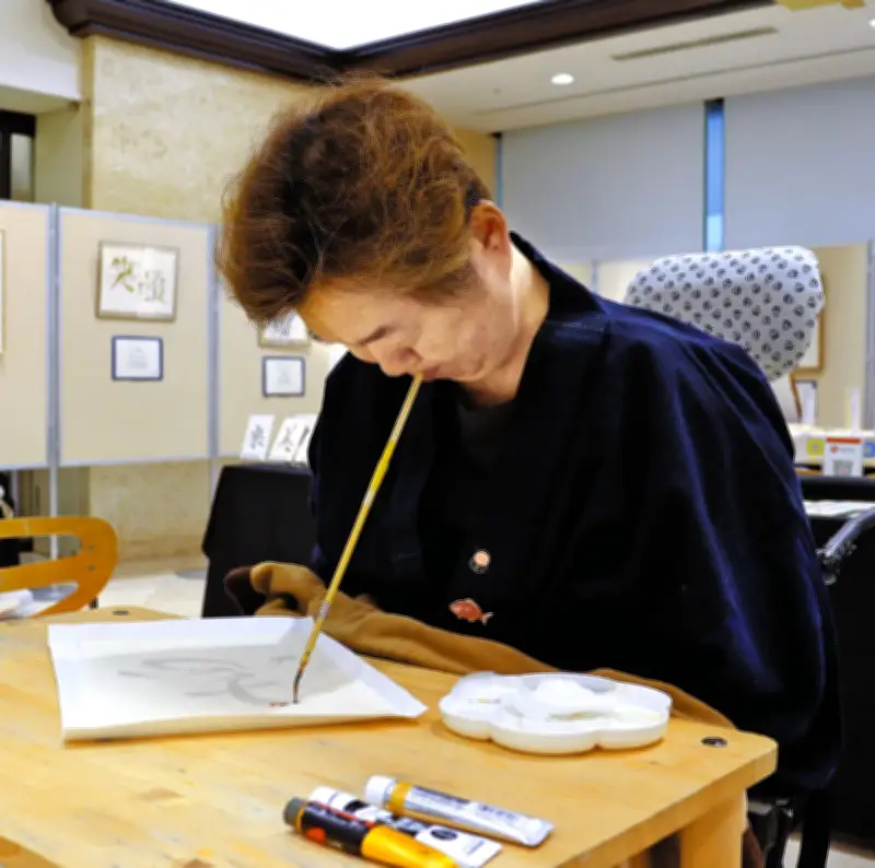 「こころMoji」浦上秀樹さん、横浜で個展 口で筆を操り平仮名を組み合わせ漢字に