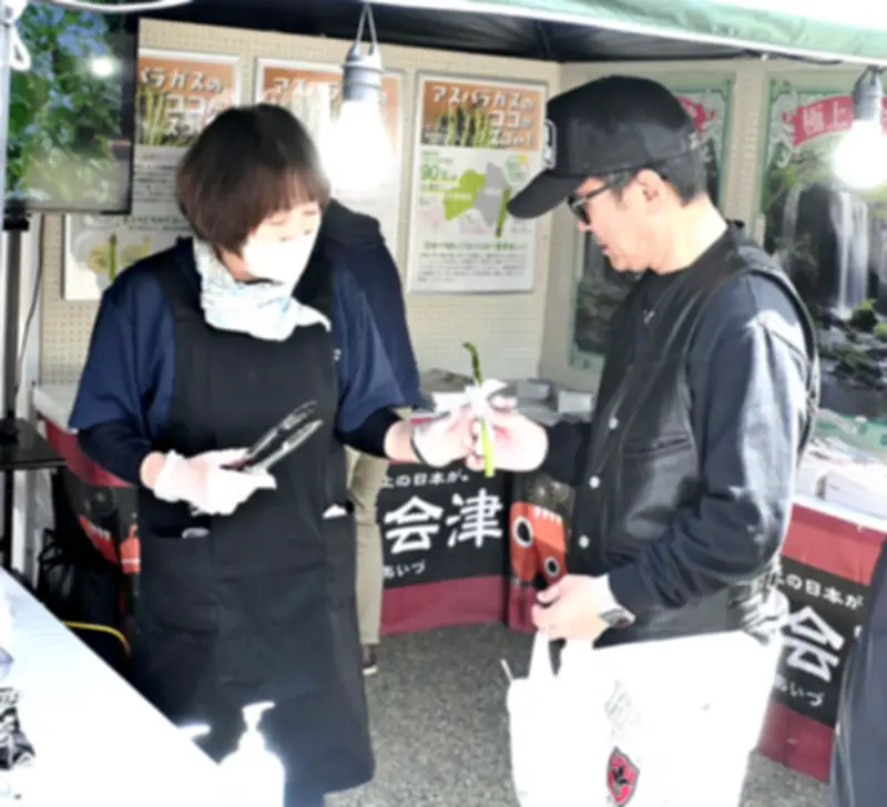 会津産アスパラガスを炭火焼きで提供、道の駅しもごうでPRイベント開催