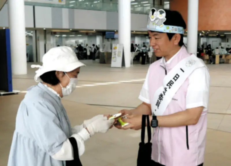 町田市長が一日民生委員に ポケットティッシュ配り活動PR