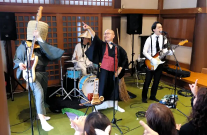 お坊さんと葬儀屋の異色バンド「THE南無ズ」、仏教×音楽×お笑いで新境地