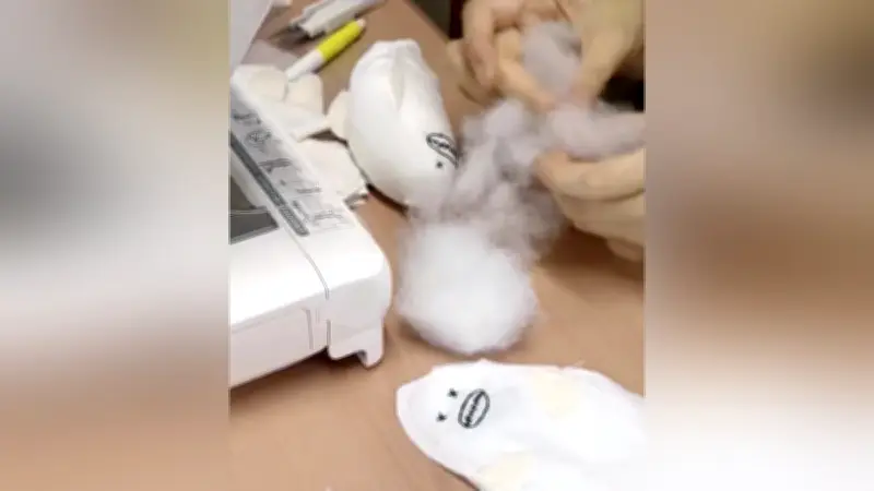 廃棄リネンから生まれたサメぬいぐるみ「湯ZAME」、ぬい活ブームで人気急上昇