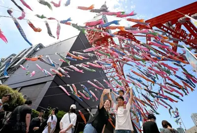 東京タワーと333匹のこいのぼりが共演、復興願う「さんまのぼり」も登場