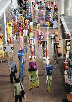 群馬・太田市役所に園児手作りのこいのぼり74匹 18日まで展示