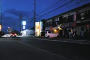 下校中の小1男児、横断中に貨物車にはねられ死亡　三重・津市の県道