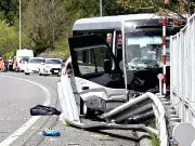 マイクロバス事故1週間、死亡生徒の人柄や運転手の過去事故が明らかに