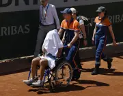 内島萌夏、全仏オープン女子シングルス1回戦で途中棄権 車いすで退場