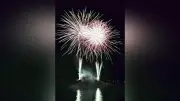 光跡が夜空と水面を彩る　鞆の浦で花火大会、市制110周年を記念