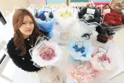 不登校の18歳、母の日に向け「グリッターローズ」で感謝を表現、ネットショップが話題に
