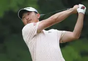 岩崎亜久竜、天候乱れの中でも集中力維持　男子ゴルフ中日クラウンズ2日目