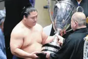 大相撲夏場所、小結若隆景が優勝 大関霧島を押し出しで破り2度目の賜杯